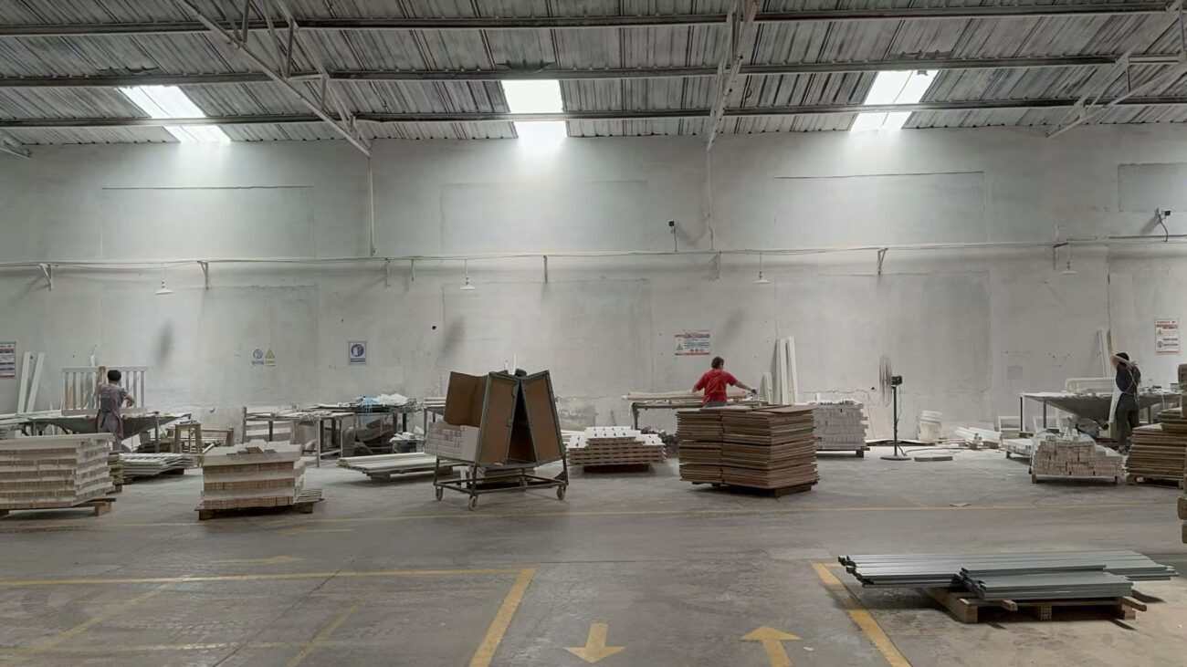 Factory view of importing wooden crafts from China